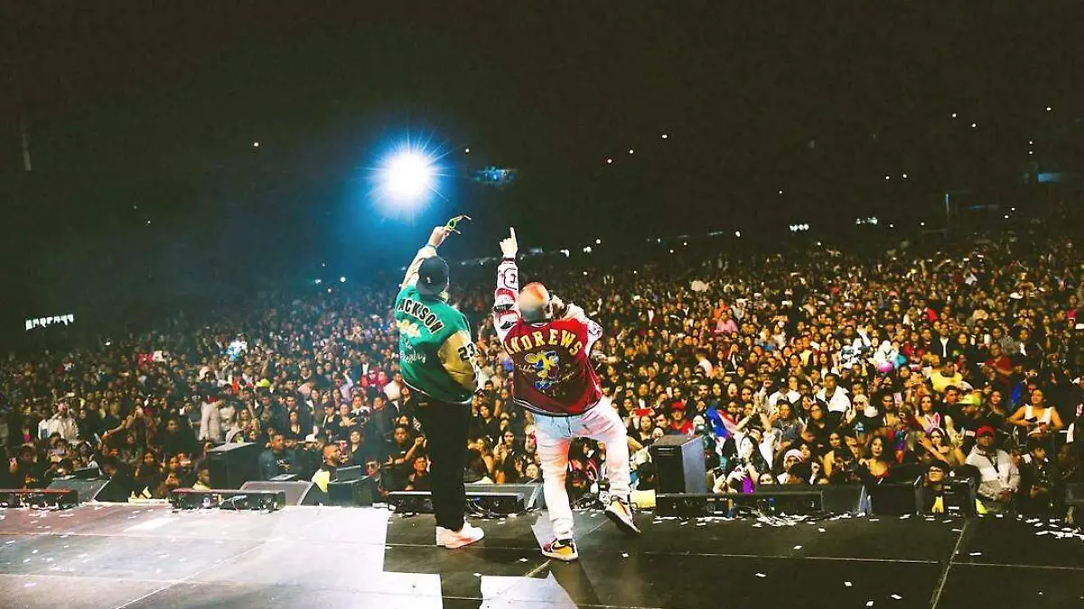 Mujeres se quitan la ropa en el escenario durante el concierto de Jowell y Randy